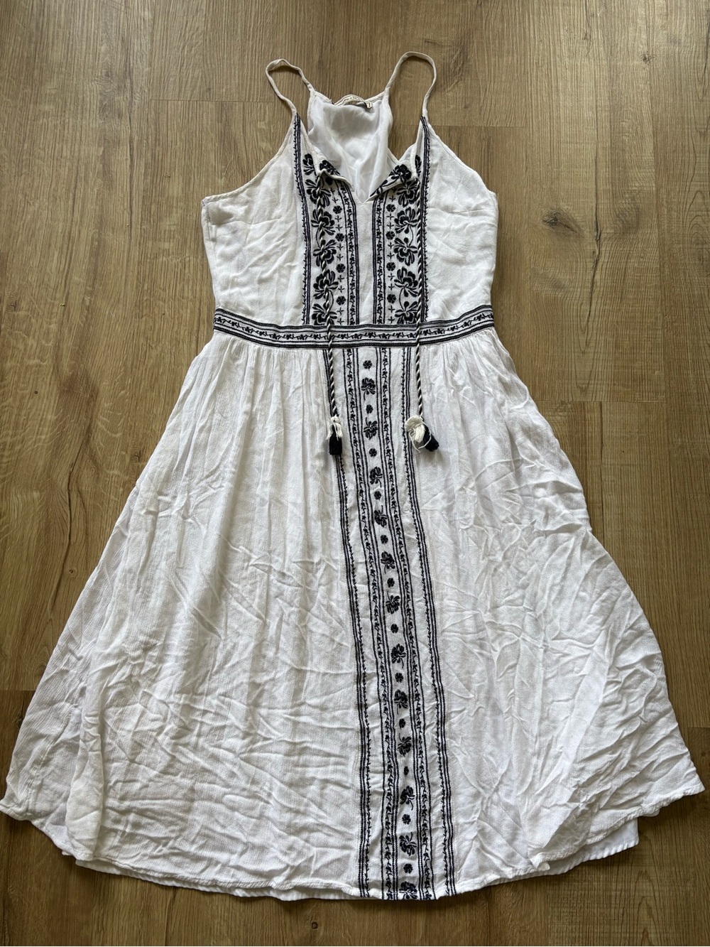 Abercrombie & Fitch Flowy White Summer Dress with Black Embroidery Wedding